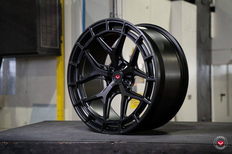 Vossen LC3-01 - 22x10 - ET22 - 5x112 - 66.56 - SB - Satin Black - OEM Cap - 24+ AMG GT Coupe - Front
